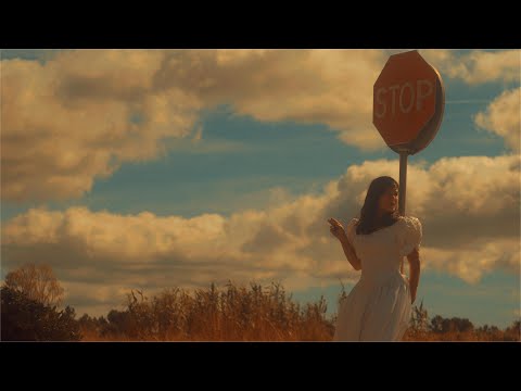 Inês Sousa no videoclip Guerra Fria