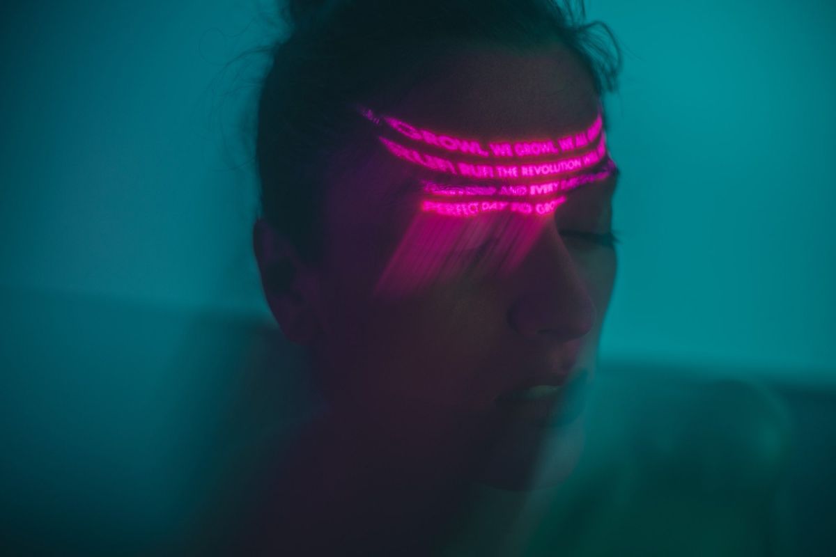 Rosto em azul com luz magenta sobre os olhos