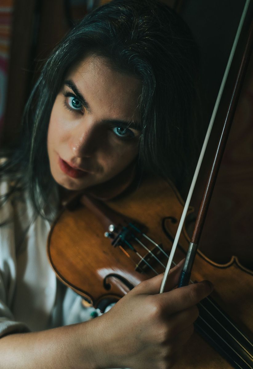 Retrato de uma violinista em luz baixa