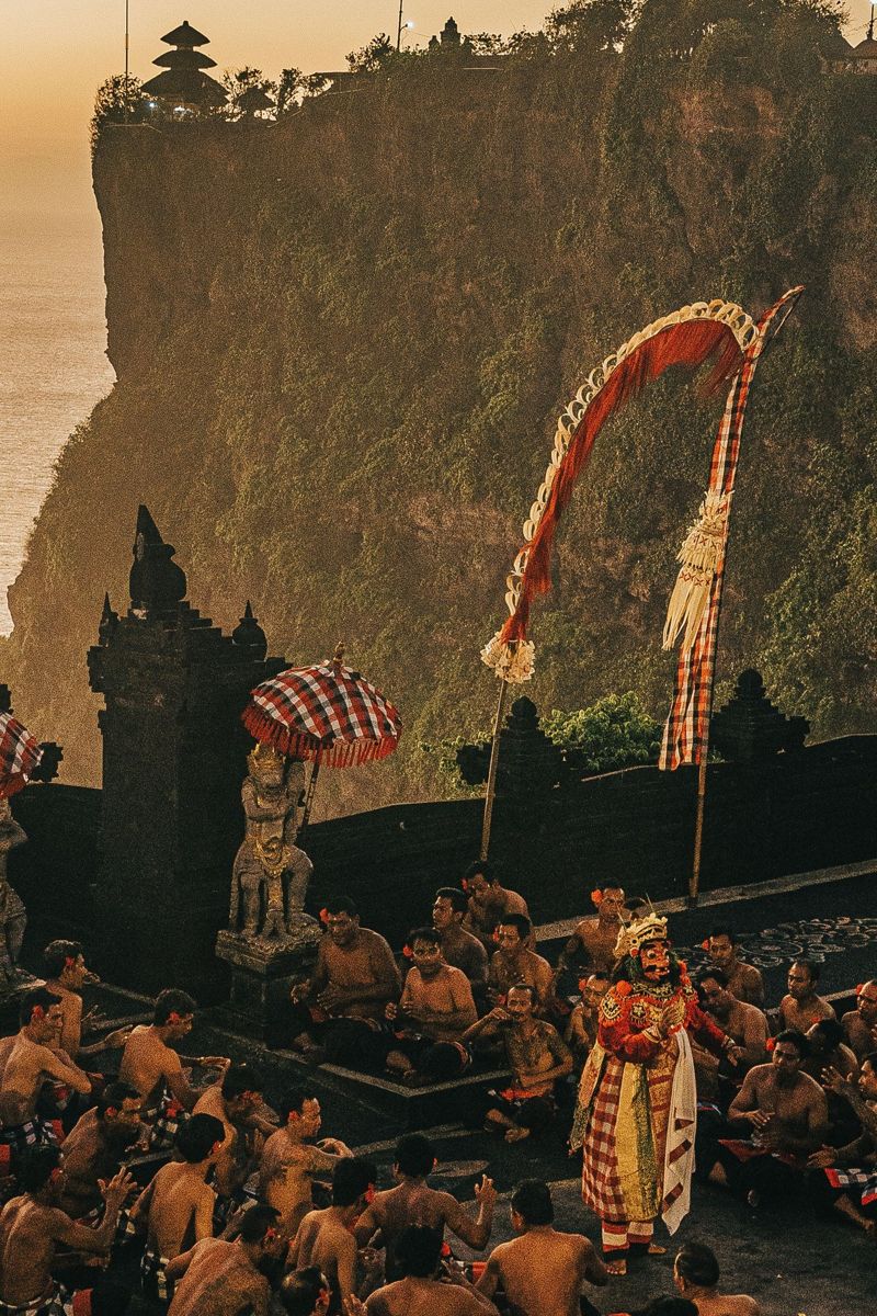 Dança kecak ao pôr do sol junto a um templo na falésia