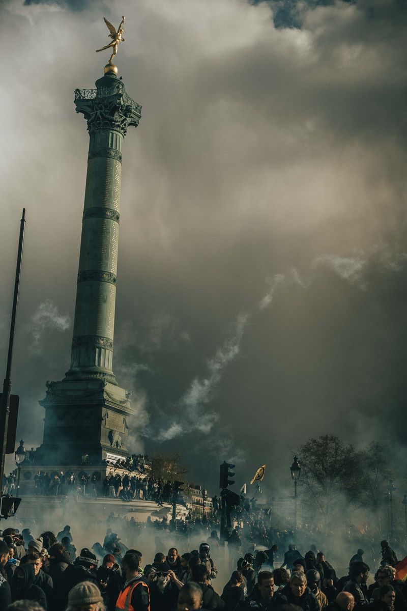 Coluna e fumo sobre uma multidão em protesto